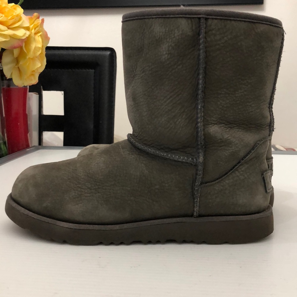 UGG WINTER CLASSIC BOOTS SHORT II KIDS SIZE 4